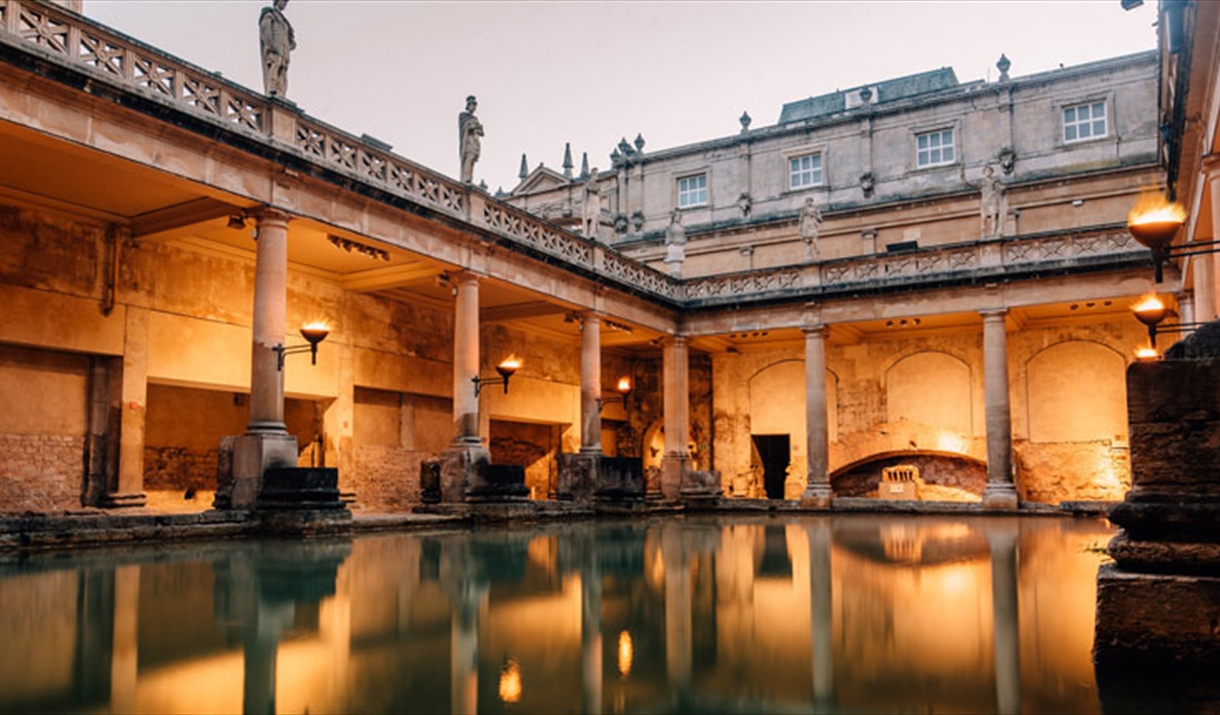 Dampf steigt über der Heiligen Quelle am Roman Baths Museum in Bath